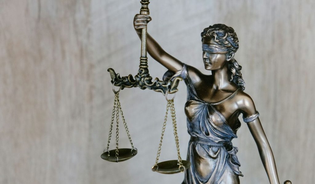 <p>Justitia-Statue als Symbol für Erbrecht und Gerechtigkeit</p>
