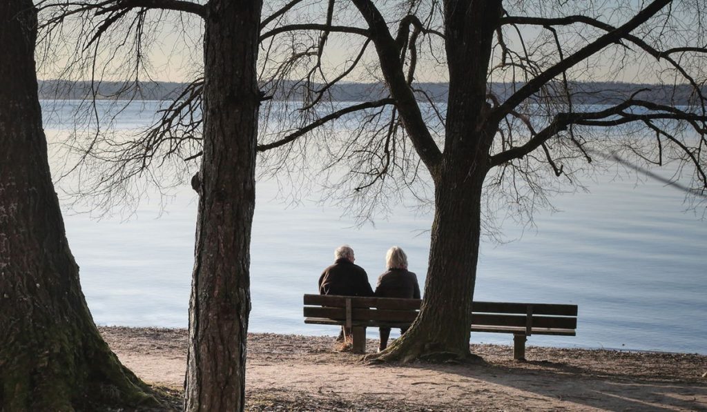 <p>Älteres Paar auf einer Bank – gemeinsame Vorsorge</p>
